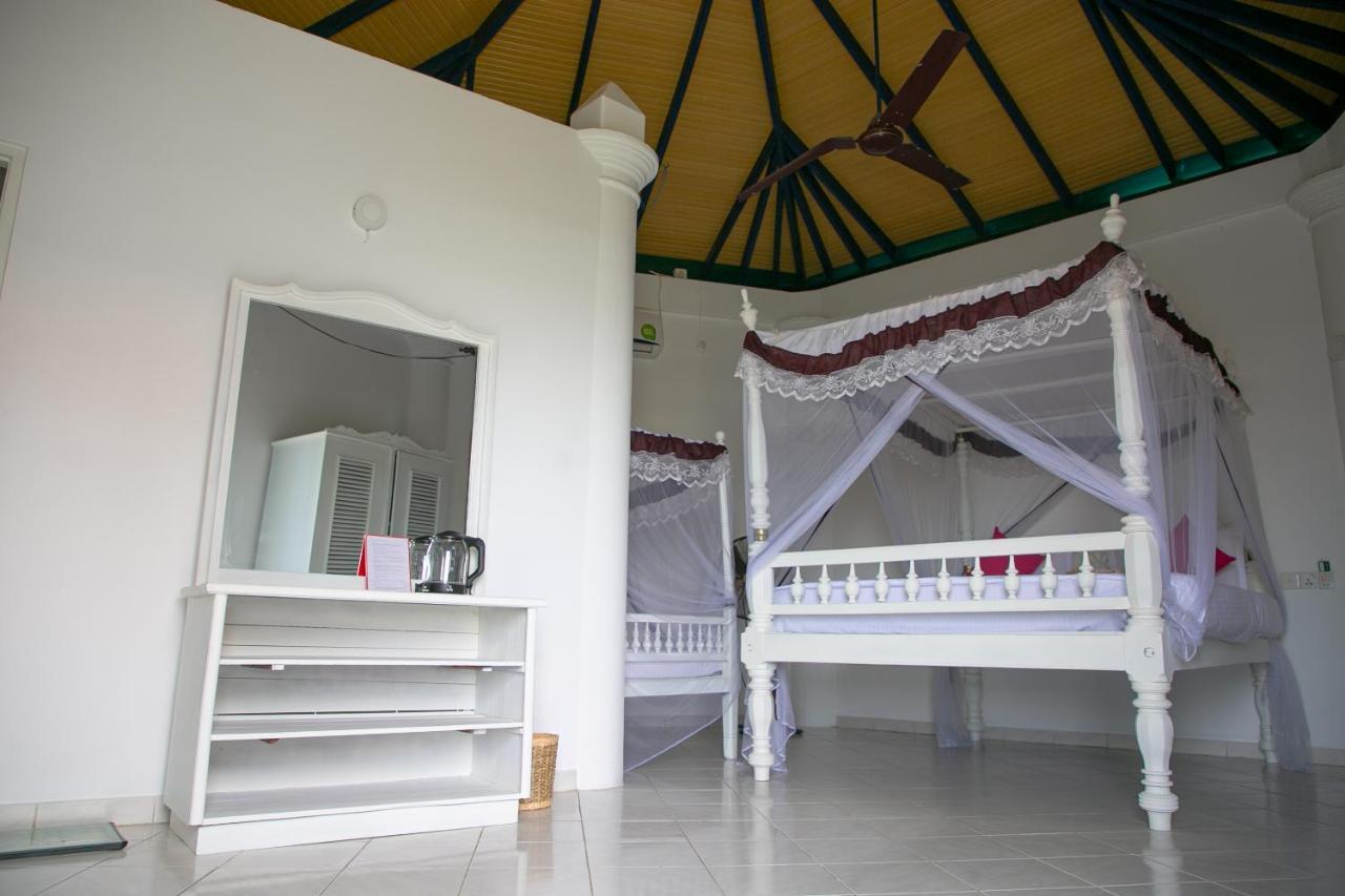 Alma Beach Hotel Weligama Bagian luar foto